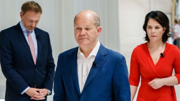 Дайджест: мигрантов в Ла-Манше мог сбить контейнеровоз; демократы в США против назначения уроженки СССР на высокий пост