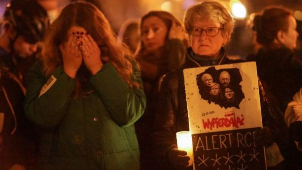 Смерть молодой женщины в Польше вызвала новые массовые протесты против фактического запрета абортов