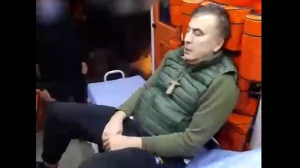 "Ты - раб Путина!". В Грузии опубликованы видео с Саакашвили в тюрьме; он готов прекратить голодовку, но с условиями