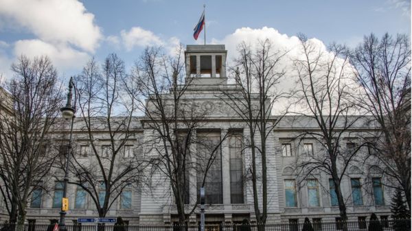 Российский дипломат найден мертвым у здания посольства России в Берлине