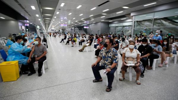 Коронавирус: ВОЗ назвала новый вариант "Омикрон", он закрывает границы и тянет рынки на дно