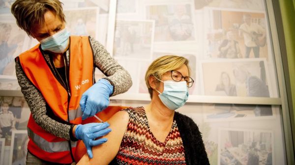 Коронавирус: вариант "Омикрон" находят во все новых странах; в Великобритании тоже выявили два случая