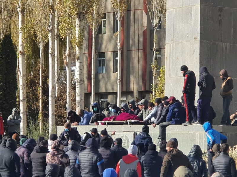 В таджикистанском Хороге протесты после убийства силовиками местного жителя. В Москве таджикистанцы вышли к посольству