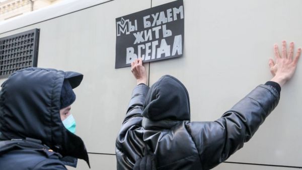 "Эхо войны все время с нами". Как в России и мире реагируют на закрытие "Мемориала"*