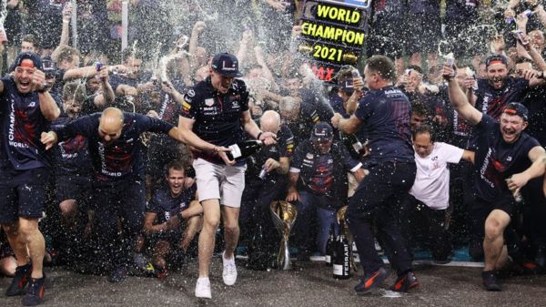 Чемпионом "Формулы-1" стал Макс Ферстаппен. Команда "Мерседес" Хэмилтона подала жалобу