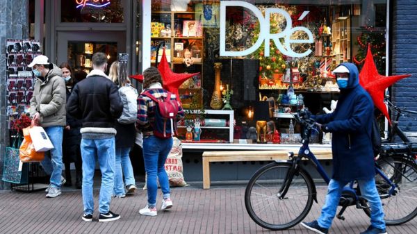 Коронавирус: Лондон объявил чрезвычайную ситуацию из-за "Омикрона", Нидерланды ввели жесткий локдаун