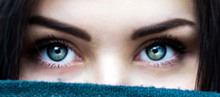 Если смотреть кому-то в глаза в течение 10 минут, это вызовет измененное состояние сознания