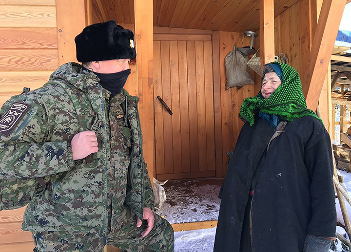 Отшельница Агафья Лыкова получила солнечную батарею для зарядки спутникового телефона