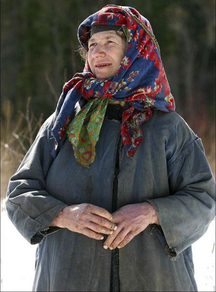 Отшельница Агафья Лыкова получила солнечную батарею для зарядки спутникового телефона