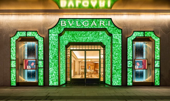Переработанные бутылки стали частью роскошного фасада магазина Bvlgari