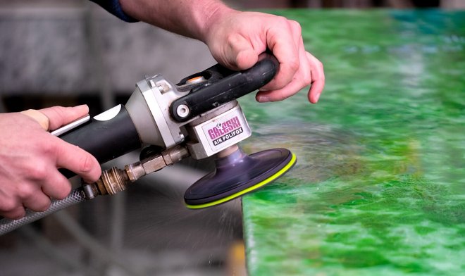 Переработанные бутылки стали частью роскошного фасада магазина Bvlgari