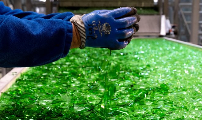 Переработанные бутылки стали частью роскошного фасада магазина Bvlgari