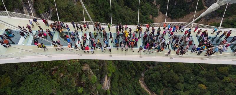 Толпы людей могут вызывать опасное раскачивание мостов