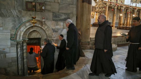 Вспышка "Омикрона" в Израиле может привести к коллективному иммунитету. Но цена его будет высока