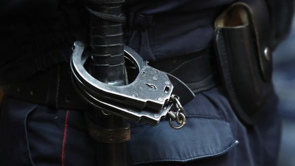 Люди в масках вломились в дом к бывшему чеченскому судье и забрали его жену