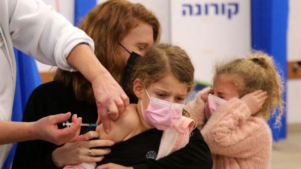 Вспышка "Омикрона" в Израиле может привести к коллективному иммунитету. Но цена его будет высока