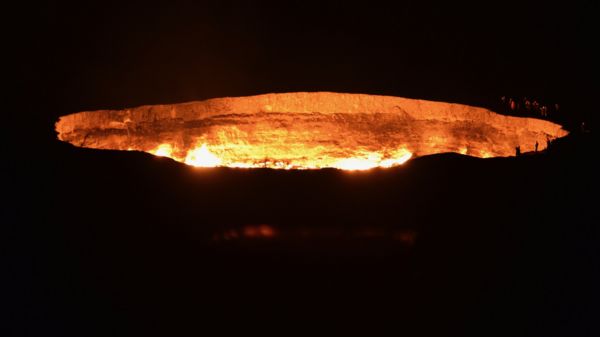 Закрыть "Врата ада": Бердымухамедов требует потушить пожар в газовом кратере, горящий уже более полувека