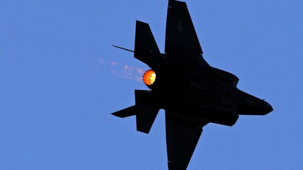 Переброска войск, поставки оружия и эвакуация из посольств. Как развивается "украинский кризис"