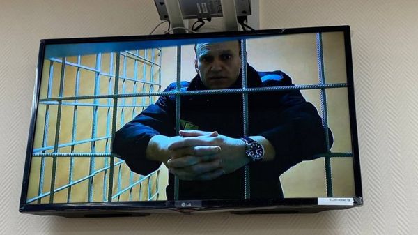 "Иногда мне кажется, что я живу в коробке из-под обуви". О чем Навальный рассказал Time