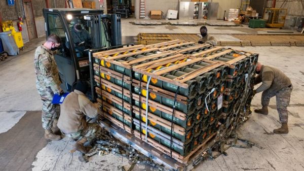 Переброска войск, поставки оружия и эвакуация из посольств. Как развивается "украинский кризис"