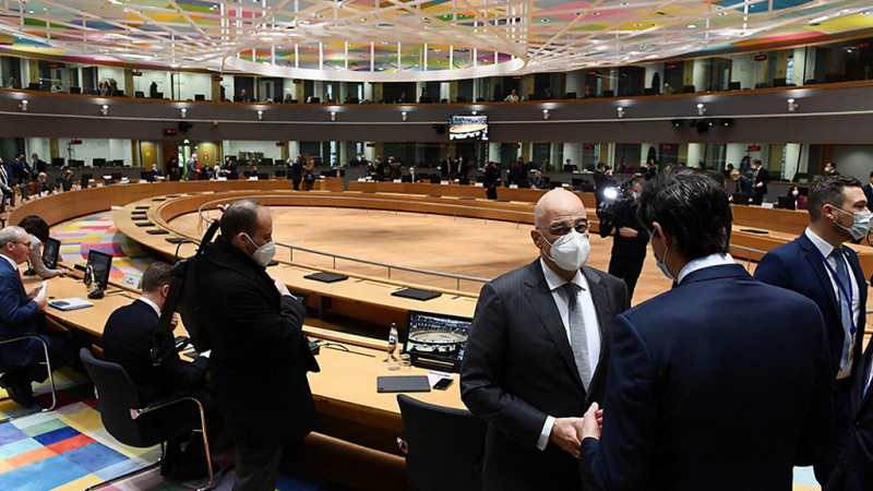 Переброска войск, поставки оружия и эвакуация из посольств. Как развивается "украинский кризис"