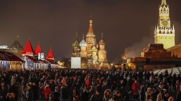 Коронавирус: младенцев в Британии чаще госпитализируют с "Омикроном"; заражаемость в США начала падать