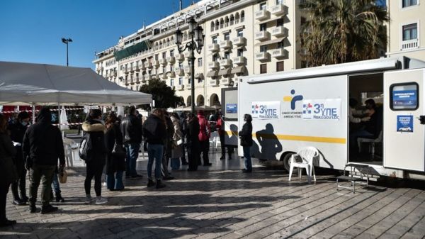 Коронавирус в мире: безработица и нехватка работников, новые правила в Китае и штрафы для пожилых греков