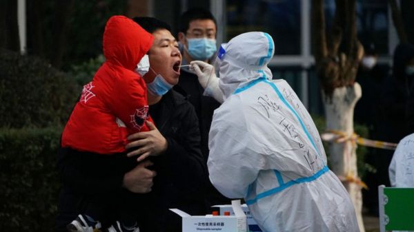 Коронавирус: половина Европы заразится "Омикроном" в течение двух месяцев, США бьют ковидные рекорды