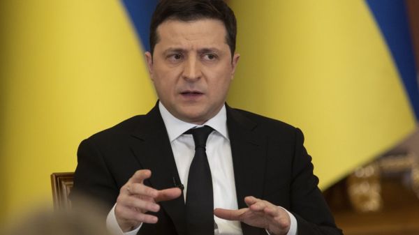 "Нам не нужна паника". Зеленский ответил на предупреждения Байдена об угрозе российского вторжения