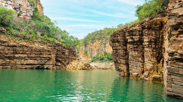 Скала обрушилась на лодки с туристами на озере в Бразилии