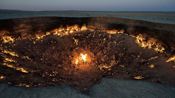 Закрыть "Врата ада": Бердымухамедов требует потушить пожар в газовом кратере, горящий уже более полувека