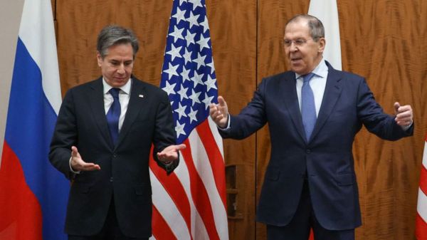 Переброска войск, поставки оружия и эвакуация из посольств. Как развивается "украинский кризис"