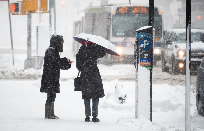 Тысячи людей на Восточном побережье США остались без электричества из-за снежного шторма