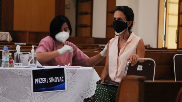 Коронавирус в мире: Австралия открывает границы, Индонезия ужесточает ограничения