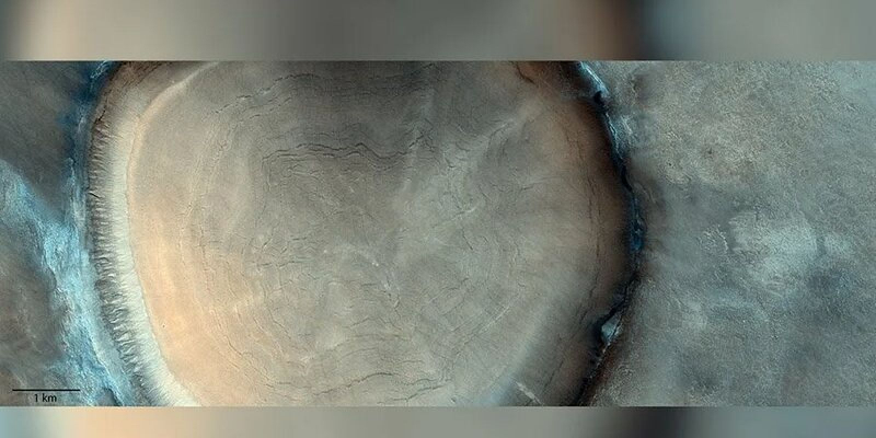 На Марсе обнаружен гигантский кратер, похожий на пенёк