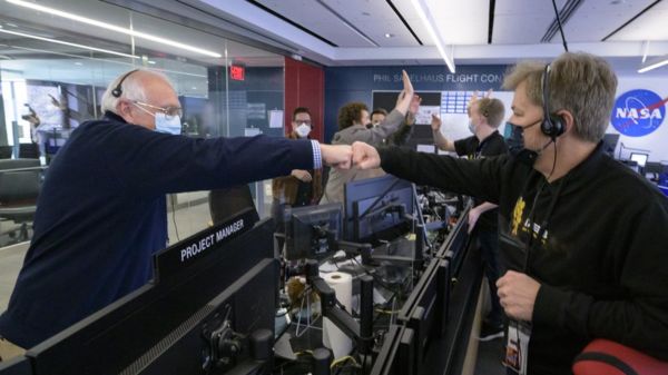 "Джеймс Уэбб" прислал на Землю первые снимки для настройки зеркал телескопа и селфи с отражениями звезды