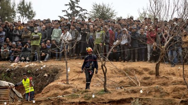 До пятилетнего Райана, упавшего в колодец в Марокко, добрались спасатели. Он жив