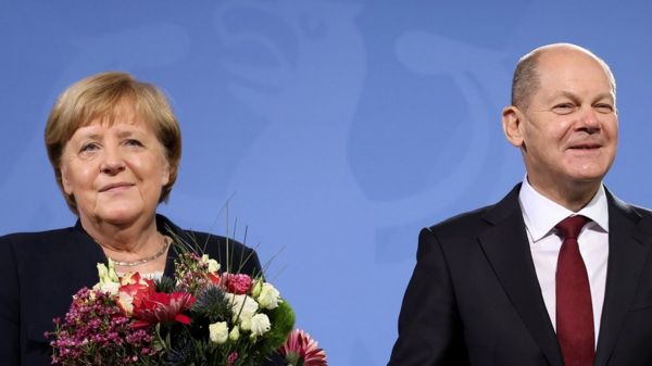 Дайджест: CША предупредили об "открытом окне" для вторжения России на Украину; Макрон едет в Москву