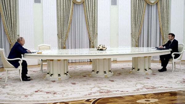 Кризис вокруг Украины: Путин и Макрон решили продолжать переговоры; Джонсон говорит о "крупнейшей войне с 1945 года"