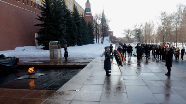 Кризис вокруг Украины: Путин встретился с канцлером Германии Шольцем; российские войска возвращаются с учений в Крыму