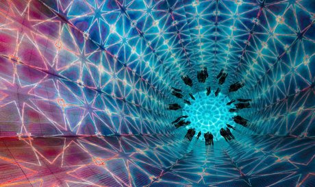 В Саудовской Аравии показали туннель-калейдоскоп с психоделическими визуальными эффектами