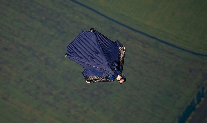 Знание физики позволило профессору из Чикаго доминировать на состязаниях вингсьютеров 