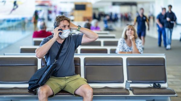 "Все в подвешенном состоянии". Что происходит с застрявшими за границей российскими туристами