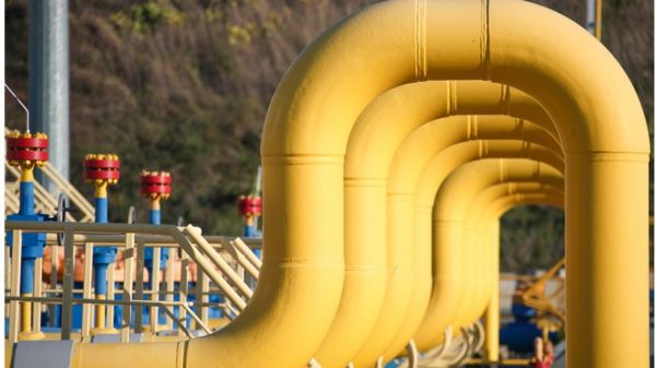 Путин решил продавать газ "недружественным странам" только за рубли