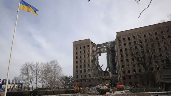 34-й день войны: намеки на прогресс в переговорах, удары по нефтебазам, массовая высылка дипломатов