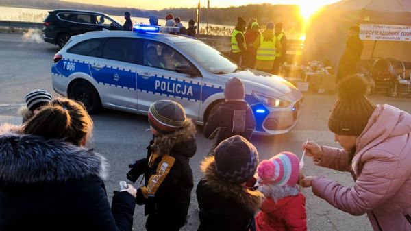Измученные и голодные. Как беженцев из Украины встречают на польской границе