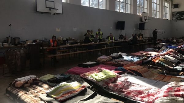 Измученные и голодные. Как беженцев из Украины встречают на польской границе