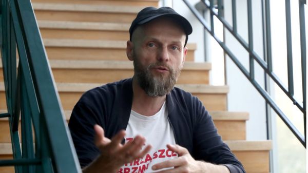 "Никогда не думала, что мне будет стыдно за Россию". Деятели культуры уезжают в знак протеста против войны с Украиной