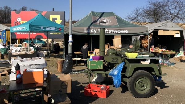 Измученные и голодные. Как беженцев из Украины встречают на польской границе