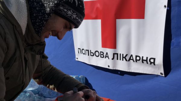 Измученные и голодные. Как беженцев из Украины встречают на польской границе